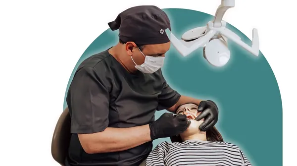 Dr. Dgiovanini atendendo uma paciente na cadeira