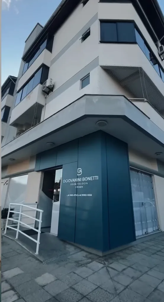 Prédio do consultório, com a entrada verde da Dgiovanini Bonetti Odontologia