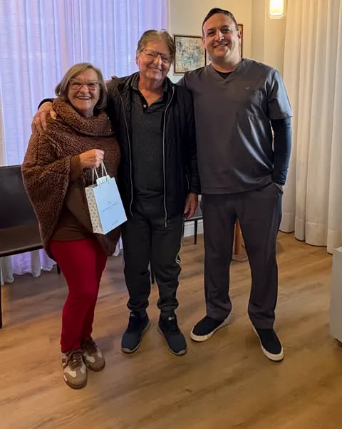 Dr. Dgiovanini com pacientes no consultório