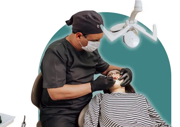 Dr. Dgiovanini atendendo uma paciente na cadeira odontológica