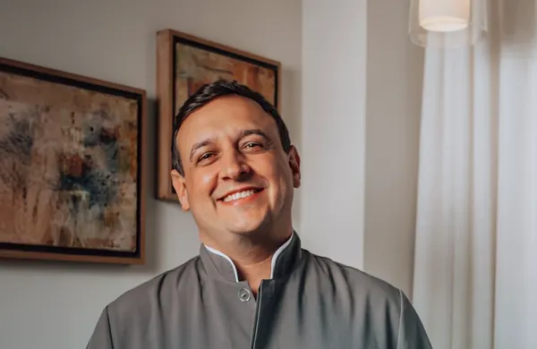 Retrato do Dr. Dgiovanini Bonetti sorrindo, no consultório